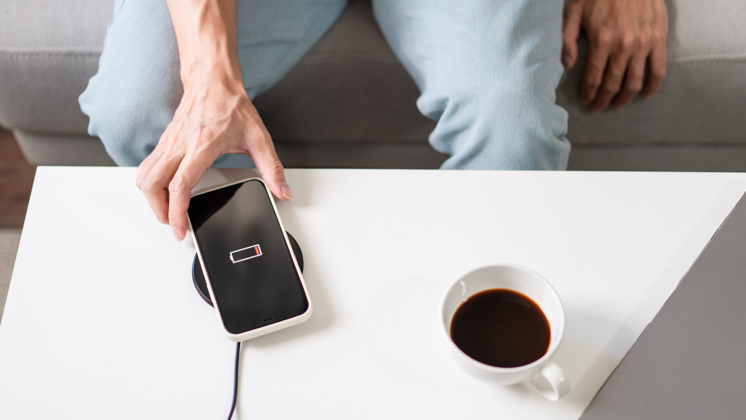Jak wybrać ładowarkę bezprzewodową?