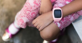 Czy smartwatch dla dziecka umożliwia stałe monitorowanie tego, gdzie dziecko się znajduje?