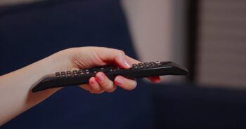 Co zrobić, gdy pilot od telewizora przestanie działać — te kroki mogą uratować seans