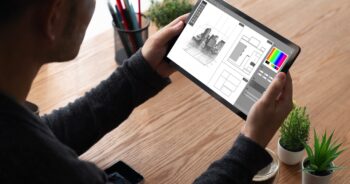 Czy tablet graficzny z ekranem musi być podłączony do komputera, aby działał?