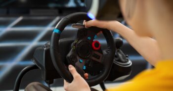 Czy warto kupić kierownicę do grania na konsoli?