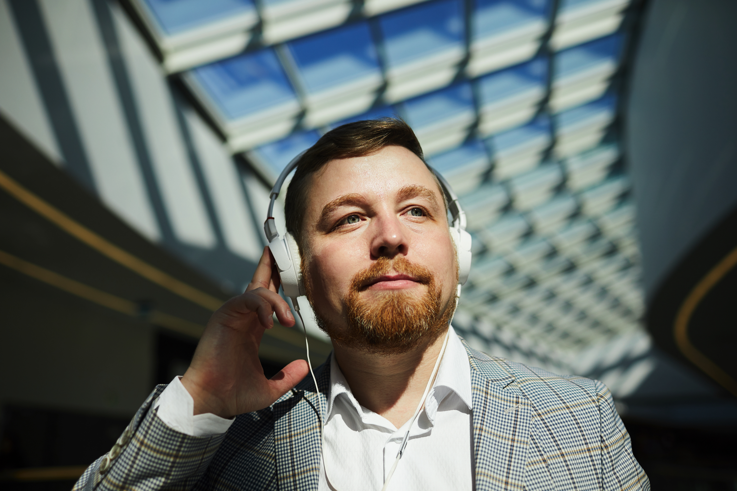 Co lepiej wybrać – słuchawki douszne czy nauszne?